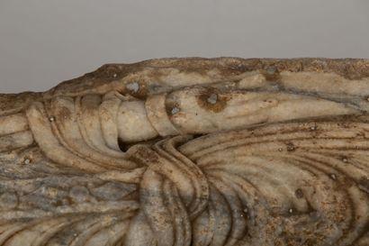  Figure d'applique en marbre, inscription chrétienne à la base. Art roman. 
L_ 77...