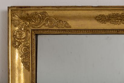 null Wood and gilded stucco overmantel mirror with palmettes decoration.

Restoration...