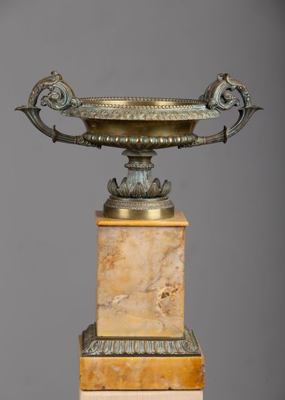 null Coupe en bronze à deux anses, sur un socle en marbre de jaune de Sienne.

XIXème...