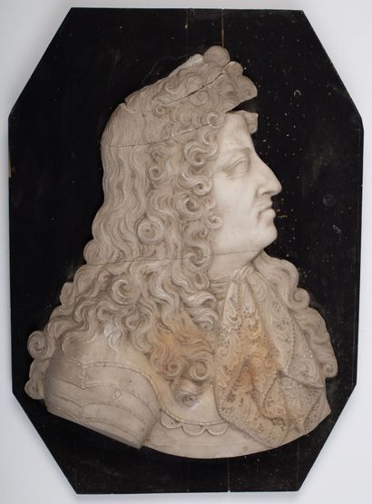  Profil du roi Louis XIV en marbre finement scupté, reposant sur une âme de bois....