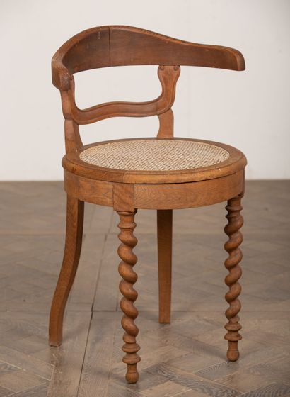 null High office chair, caned.

The back is curved, the feet turned.

19th century.

H_93...