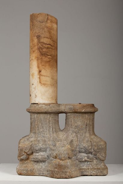 null Cloister capital with double column in limestone, and two fragments of column.

12th...