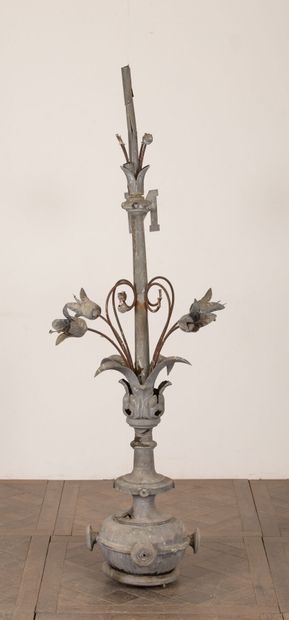 null Zinc finial.

Second half of the XIXth century.

H_200 cm L_95 cm, accidents...