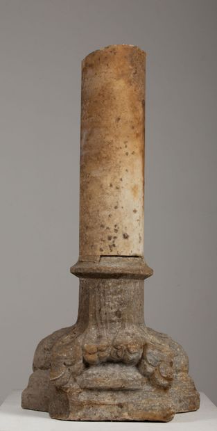  Chapiteau de cloître à double colonne en pierre calcaire, et deux fragments de colonne....