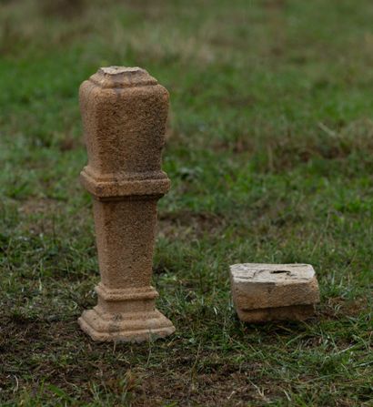 null Foot baluster ringed stone, detached upper part.

H_78 cm W_18 cm D_18 cm ,...
