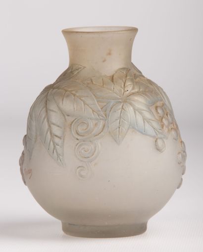 null Jean Simond PEYNAUD (1869-1952).

Vase en verre moulé à décor en relief de vigne-vierge.

Signé...