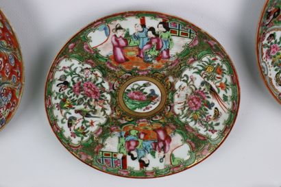 null CHINA, Canton.

Set of six porcelain plates with polychrome decoration of palace...