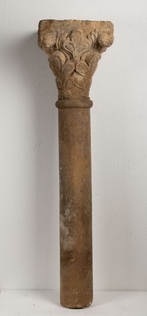 null 
Chapiteau en pierre calcaire.




XIIIème siècle.




Il repose sur une colonne...