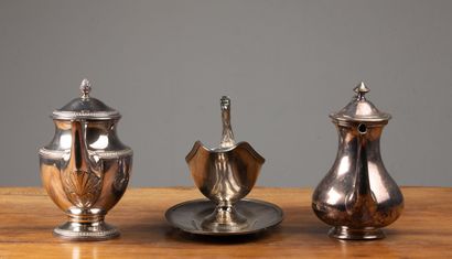 null Sauceboat helmet and two teapots in silver plated metal.

A teapot of the Boulanger...