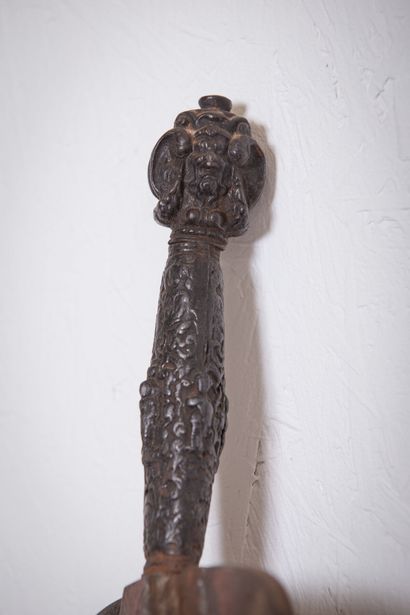 null Sword with two arms, the fuse perhaps of Renaissance period, in cast iron. 

H_111,5...