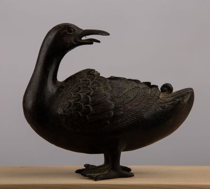 null CHINA.

Duck forming a perfume burner in bronze with brown patina. 

17th century.

H_13,5...