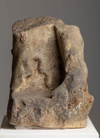 null 
Base de statue en marbre, probablement romaine.




H_ 33 cm



L’ensemble...