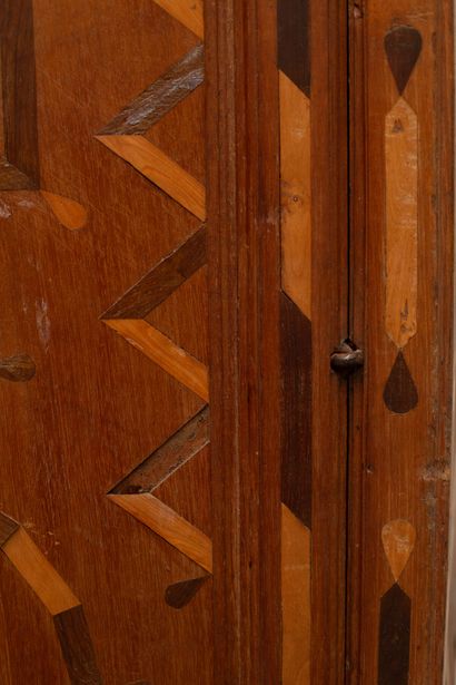 null Cupboard in marquetry of fruitwood, with geometrical decorations.

It opens...