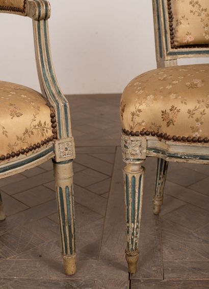 null Paire de fauteuils et chaise en bois laqué, rechampi bleu.

Époque Louis XVI.

H_86...