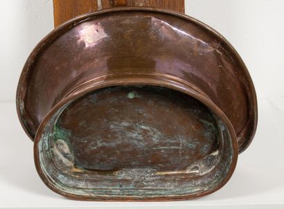 null Fontaine et bassin en cuivre, sur un support en bois.

XIXème siècle.

Fontaine...