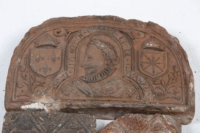 null Important wall ornament in stamped and sculpted terracotta, the archway depicting...