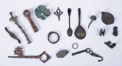 null Set of excavation objects in iron and bronze, including rings, keys, fibula....