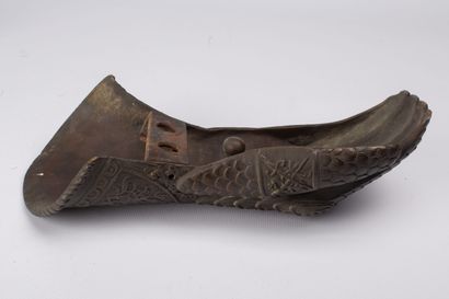 null Deux gants d'armure en bronze à patine médaille.

XIXème siècle.

H_32 cm L_14,5...