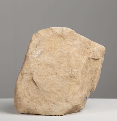 null 
Fragment en marbre à décor d'inscriptions.




Grèce antique.




H_10 cm L_18...