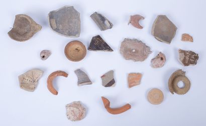 null 
Set of pottery and fragments of ancient pottery. 




L(max)_20.5 cm.



The...
