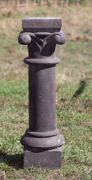 null Column capital in stone of Volvic. 

XIXth century.

H_110 cm W_32 cm D_32 cm...