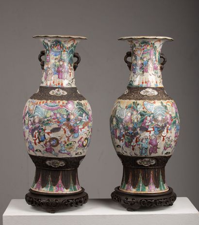 null CHINE, Nankin

Paire de grands vases en céramique à décor polychrome de scènes...