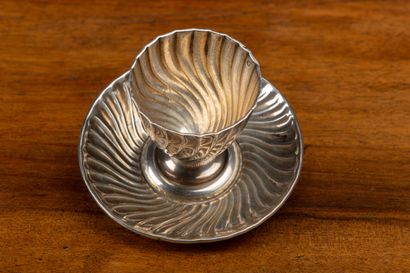null Silver egg cup with torso decoration. 

Goldsmith : Lapar.

H_5,5 cm 

80,91...