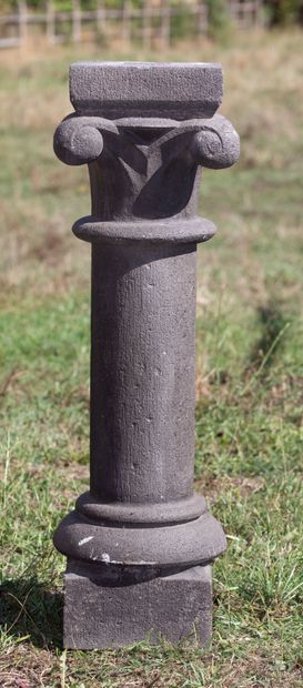 null Column capital in stone of Volvic. 

XIXth century.

H_110 cm W_32 cm D_32 cm...