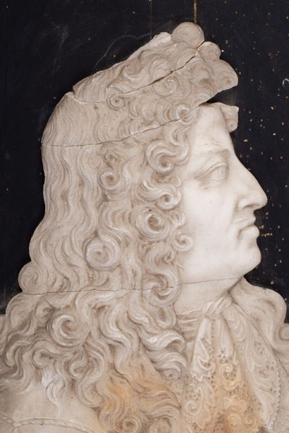  Profil du roi Louis XIV en marbre finement scupté, reposant sur une âme de bois....