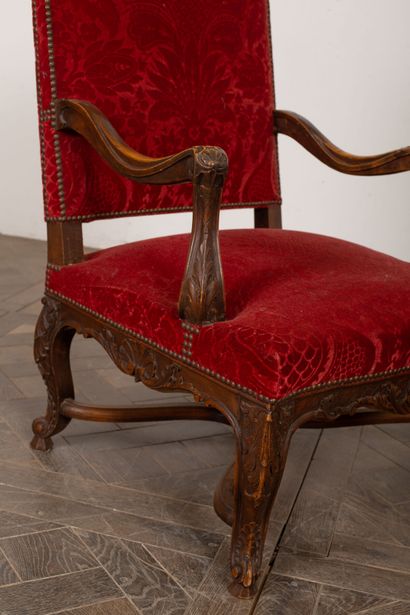 null Pair of high-backed armchairs in molded and carved wood. 

The curved back,...