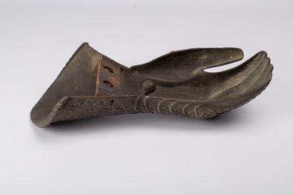 null Two armor gloves in bronze with medal patina.

XIXth century.

H_32 cm L_14,5...