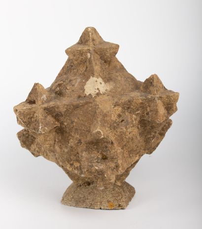 null Polyèdre en pierre sculptée, à sept éléments figurant de petits polyèdres. 

H_27...