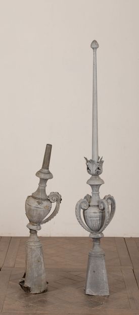 null Two zinc finials.

Second half of the 19th century.

H_154 cm L_29 cm.

H_92...