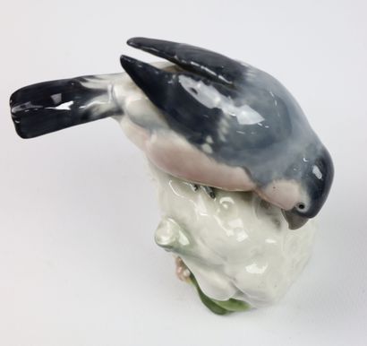 null Manufacture Karl ENS.

Sparrow in porcelain with polychrome glaze.

Mark on...