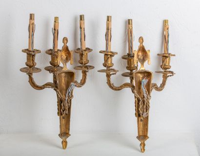 null Pair of gilt bronze sconces with three lights. 

The shaft with a filleted column...