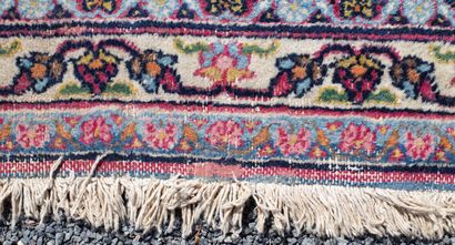 null IRAN.

Tapis en laine à décor floral répété.

l_265 cm L_370 cm