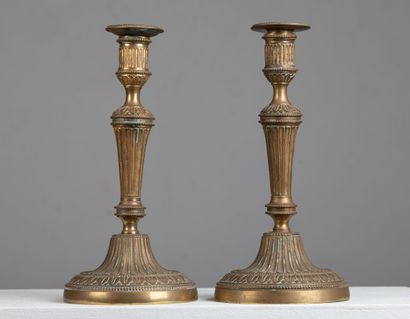 null Paire de bougeoirs en bronze.

Epoque Louis XVI.

H_27,8 cm