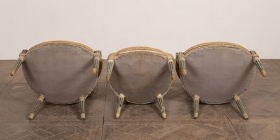 null Paire de fauteuils et chaise en bois laqué, rechampi bleu.

Époque Louis XVI.

H_86...