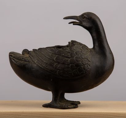null CHINA.

Duck forming a perfume burner in bronze with brown patina. 

17th century.

H_13,5...