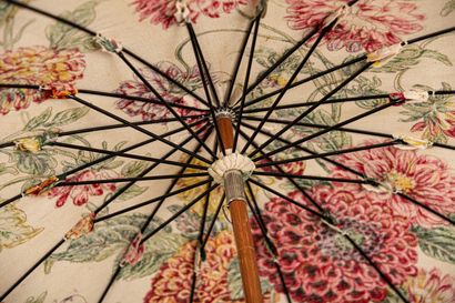null Wood, horn and fabric umbrella.

About 1920-30.

H_58 cm D_67 cm open