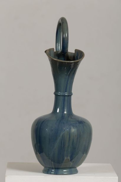 null Famille MASSIER à Vallauris.

Vase à l'étrusque en céramique à couverte bleue.

Non...