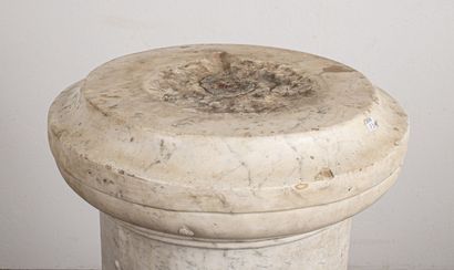 null 
Antique column in white veined marble.




H_ 85 cm



This lot is sold on...