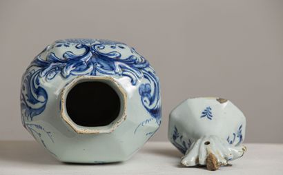 null DELFT.

Covered vase in earthenware with decoration in blue monochrome.

XVIIIth...