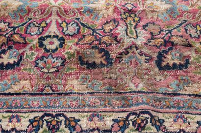 null IRAN.

Wool carpet with repeated floral decoration.

l_265 cm L_370 cm