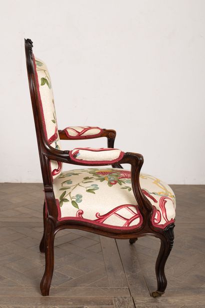 null Suite of four molded and carved rosewood armchairs. 

The flat back, the armrests...