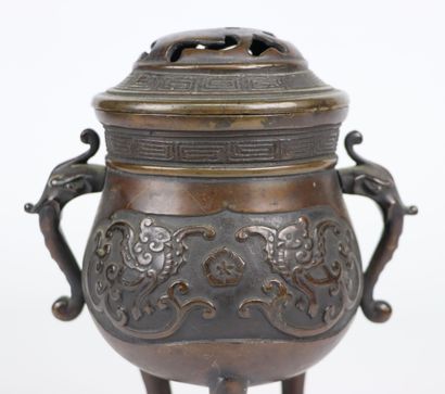 null JAPON.

Brûle-parfum en bronze.

Epoque Meiji.

H_22 cm L_17 cm., manque la...