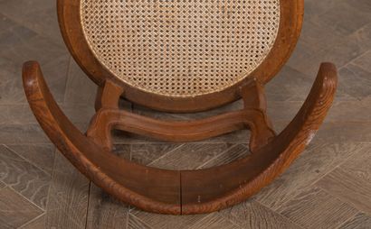 null High office chair, caned.

The back is curved, the feet turned.

19th century.

H_93...