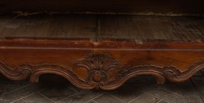 null Bordeaux cabinet in solid mahogany molded and carved, opening with two leaves.

Bordeaux,...