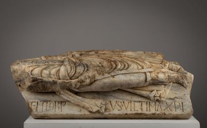 
Figure d'applique en marbre, inscription...