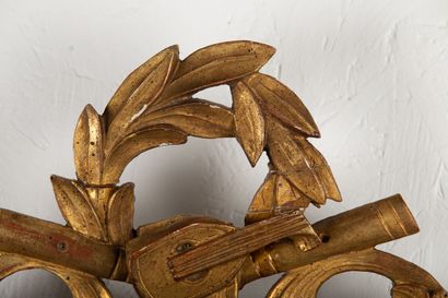 null Miroir à fronton en bois sculpté, laqué et doré, le fronton à décor de feuilles...